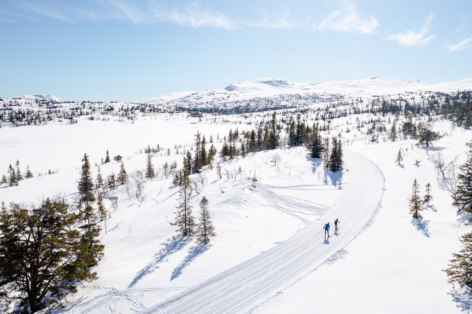 Oppkjørte langrennsløyper like ved hyttedøra. Galleribilde