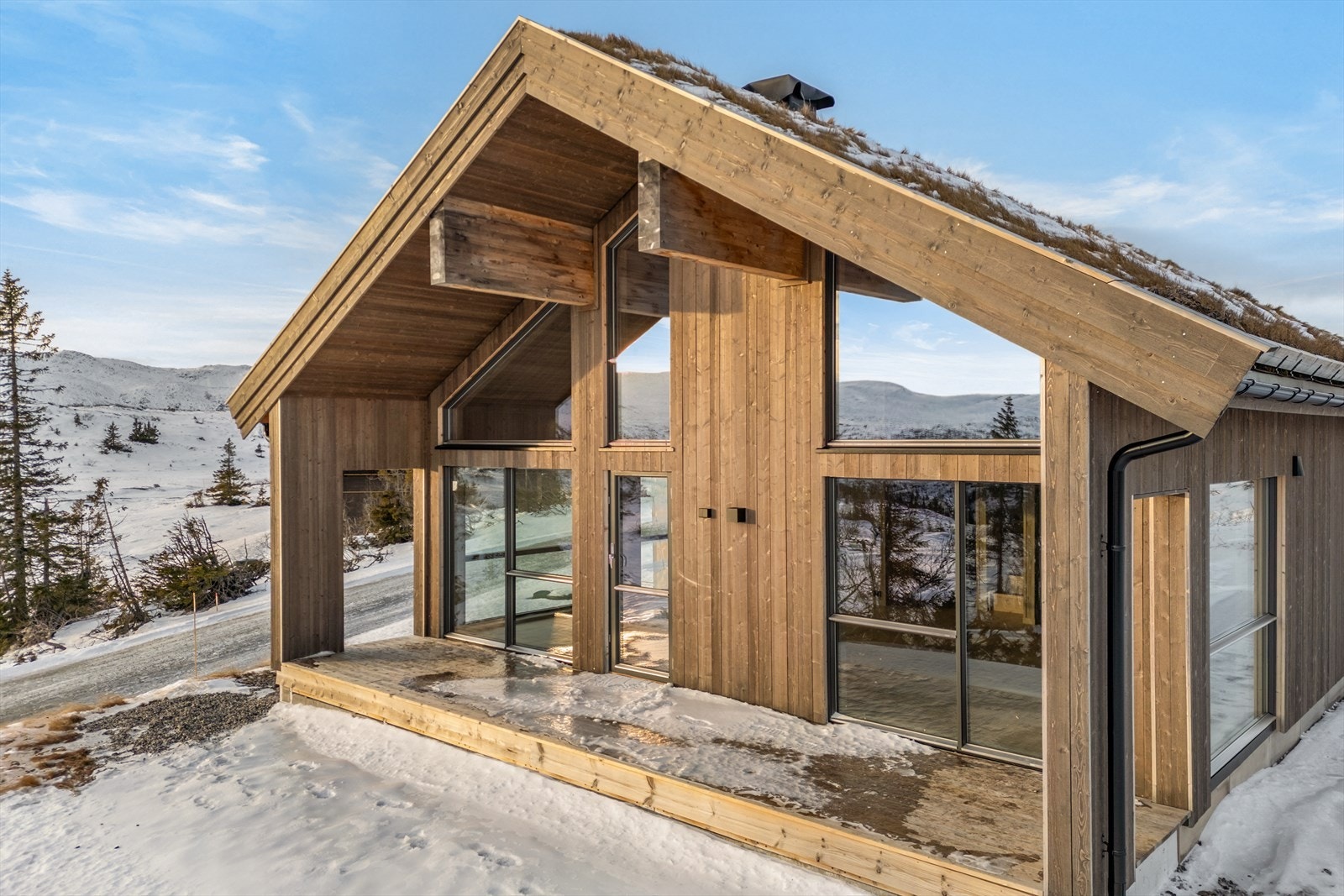 Takoverbygget terrasse på utsiden av stuen. Galleribilde