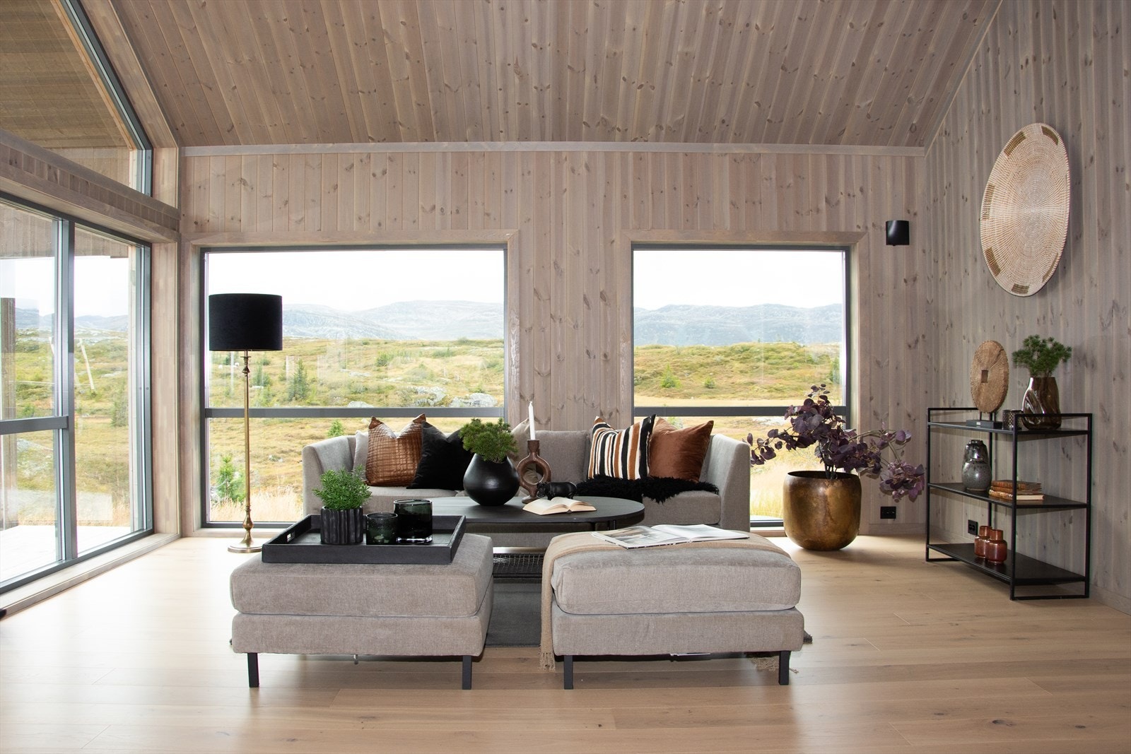 Hytta ligger i nydelig fjellterreng med fantastisk utsikt! Galleribilde