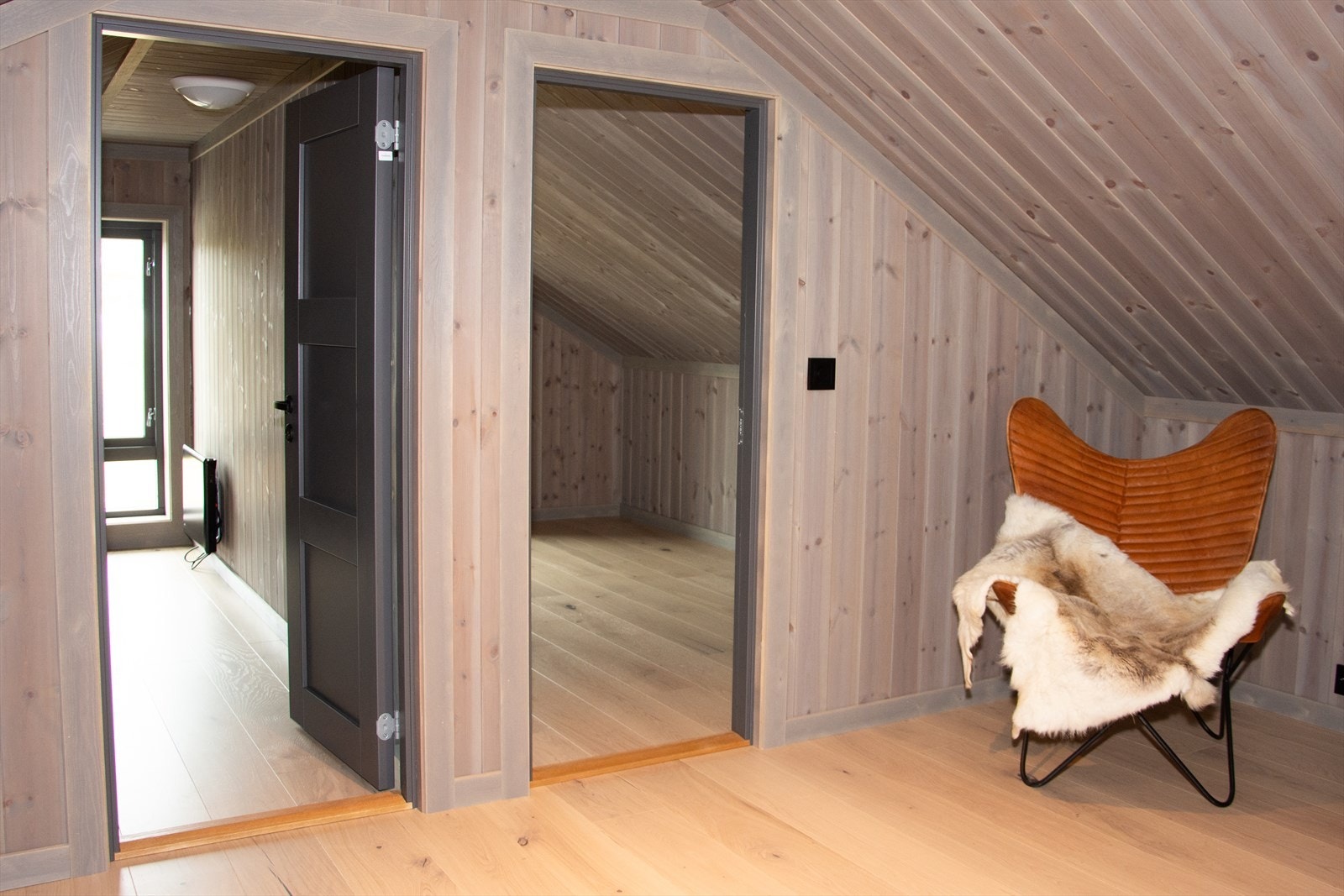 Loftetasjen består av loftstue samt 2 disponible rom. Galleribilde