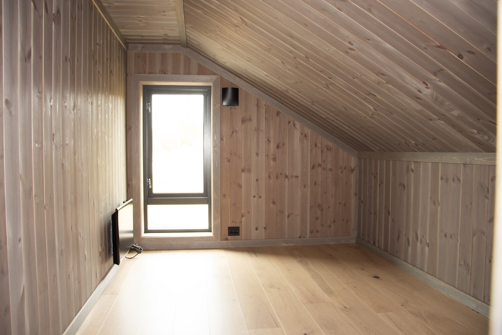 Disponibelt rom med lav takhøyde. Galleribilde