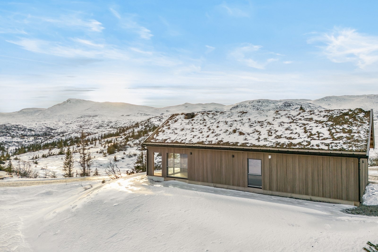 Hytta ligger fint til på et lite høydedrag med nydelig utsikt. Galleribilde