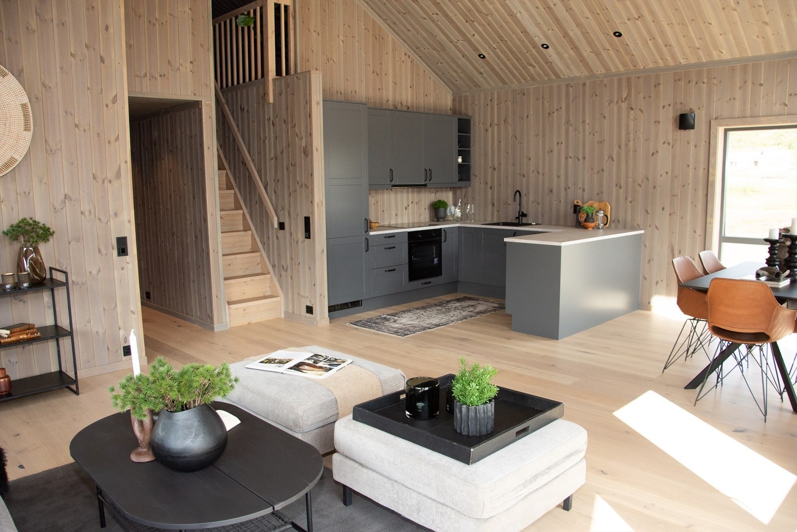 Kjøkkenet leveres med integrerte hvitevarer. Galleribilde