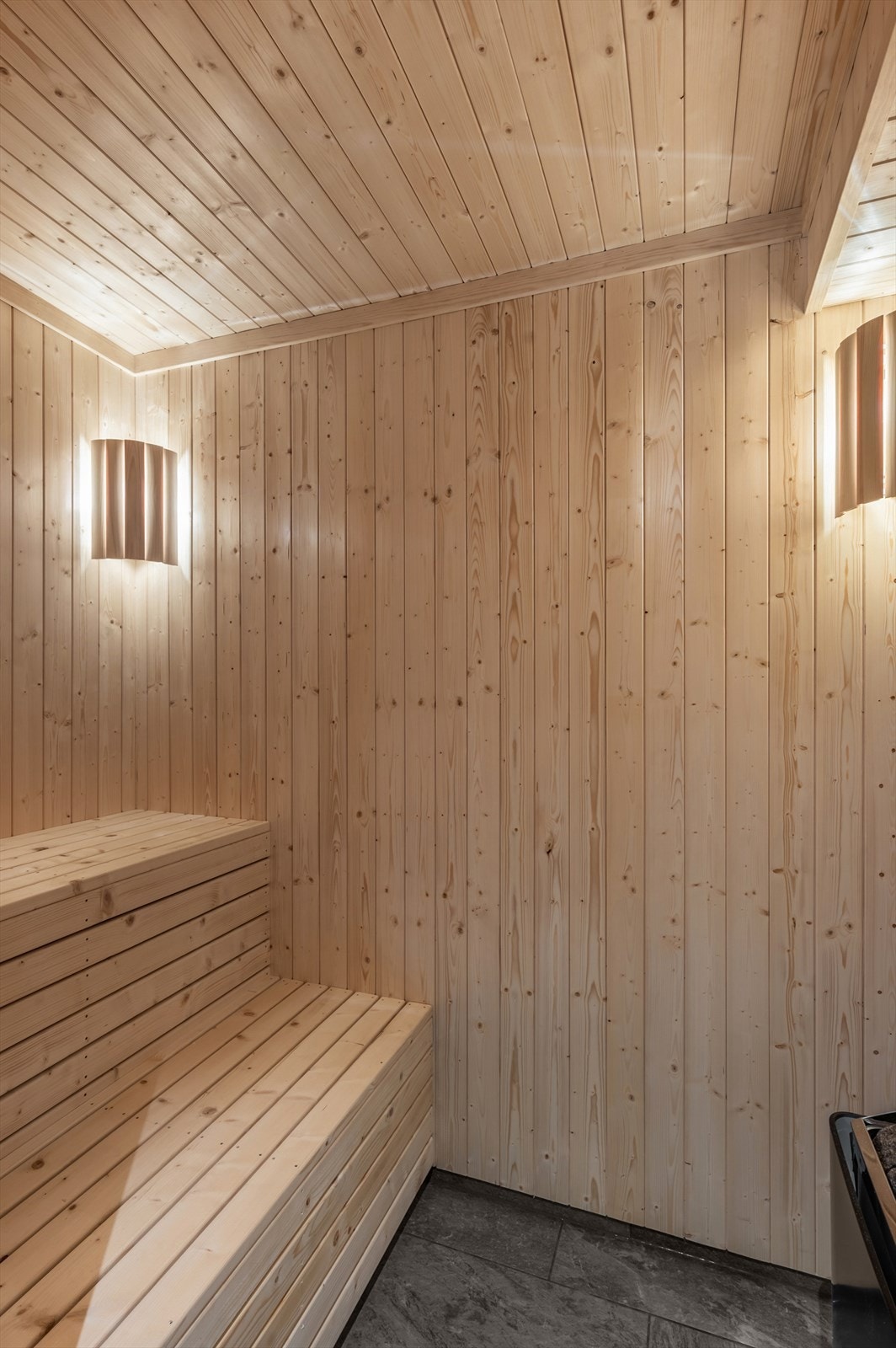 Badstue med elektrisk badstuovn og faste sittebenker. Galleribilde