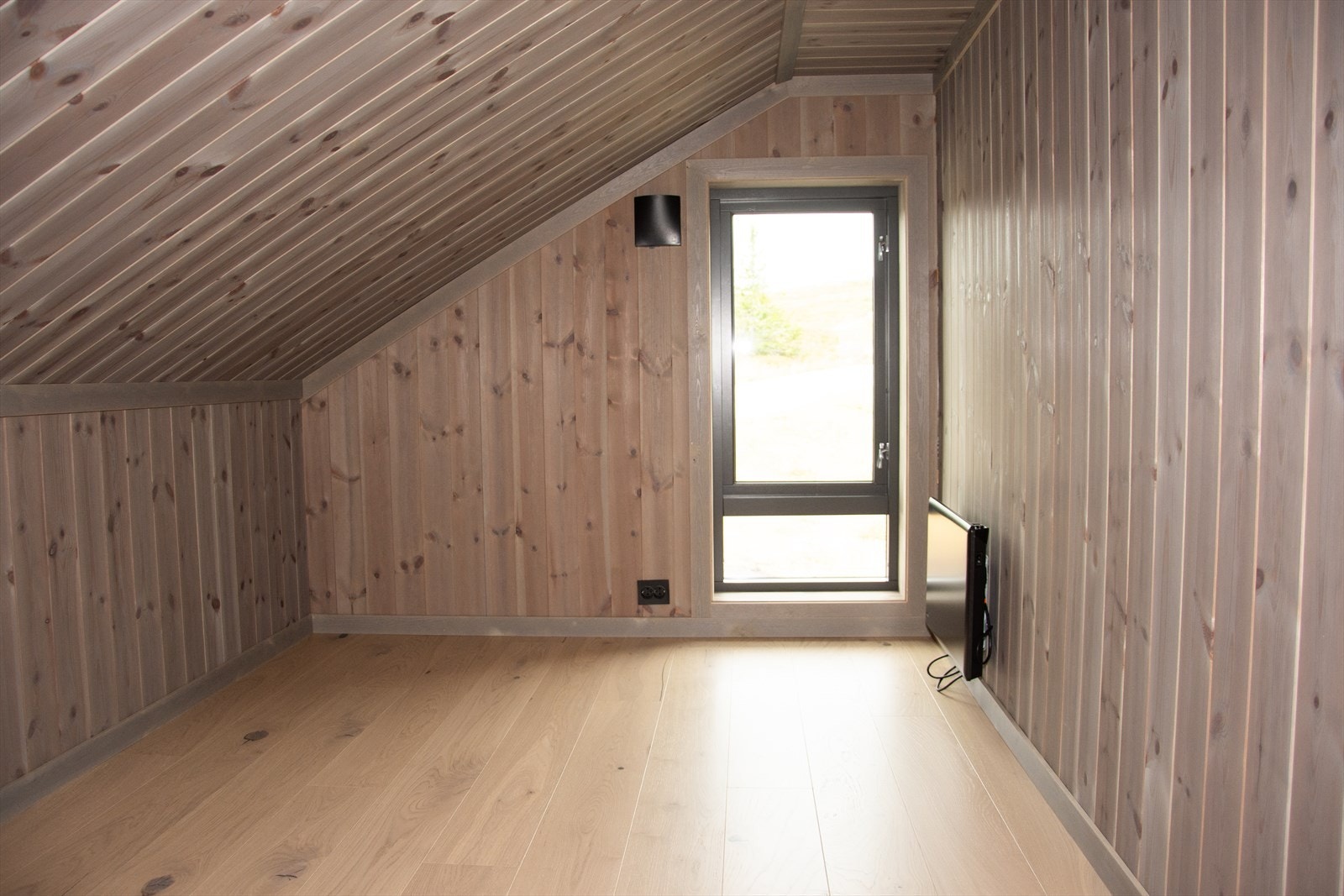 Disponibelt rom med lav takhøyde. Galleribilde