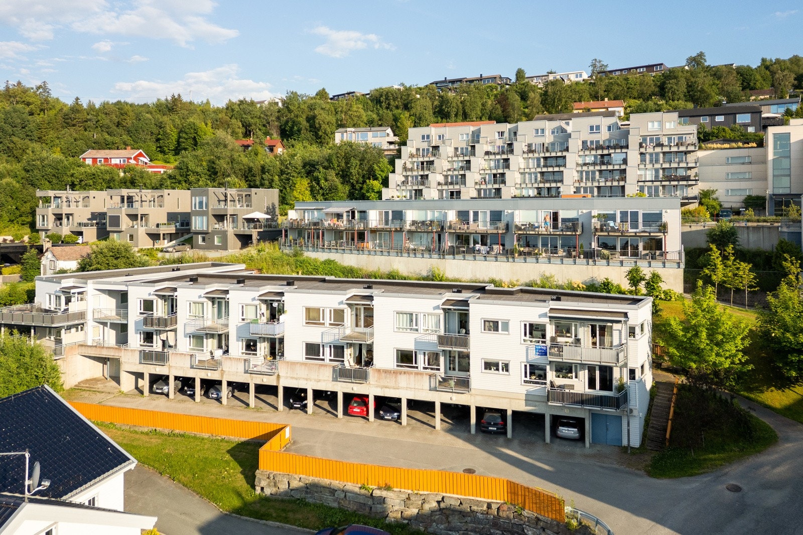 Leiligheten har en usjenert beliggenhet i høy 1. etasje uten innsyn. Galleribilde