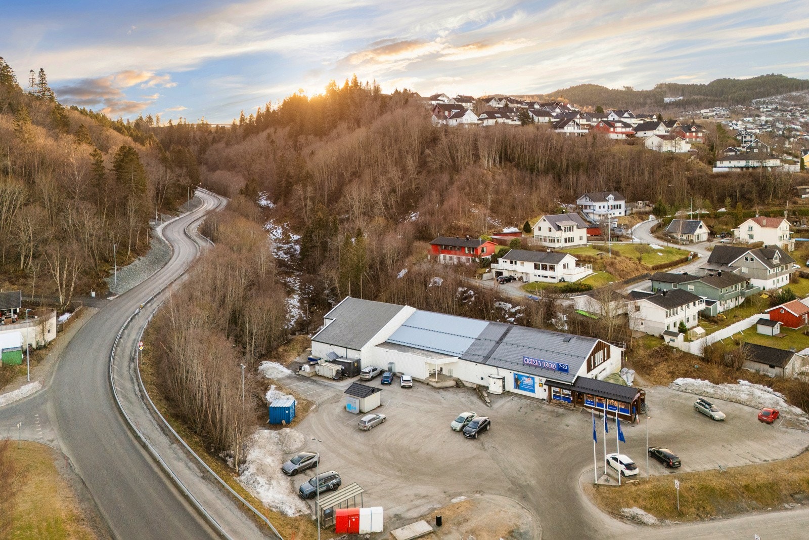 Fra leiligheten tar det 10 minutter å gå til Rema 1000 Vikhammer. Galleribilde