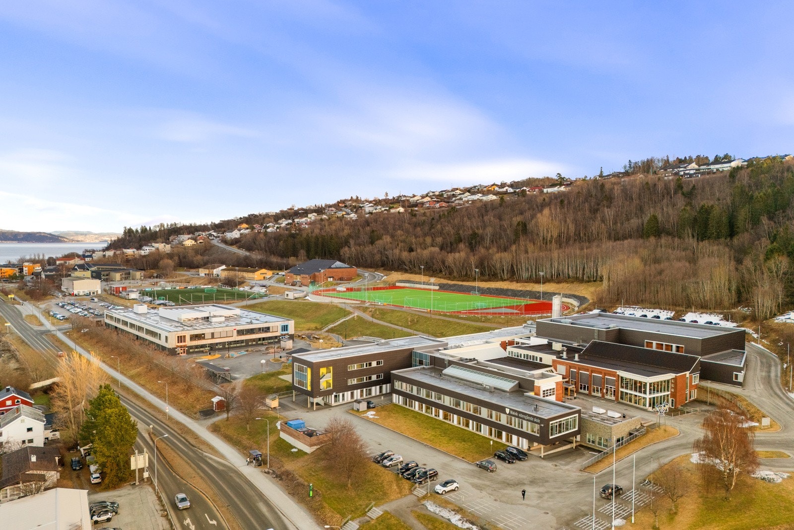 Barna i Vikhovlia sogner til Vikhammer skole og Vikhammer ungdomsskole, som begge ligger i enkel og trygg gangavstand. Galleribilde