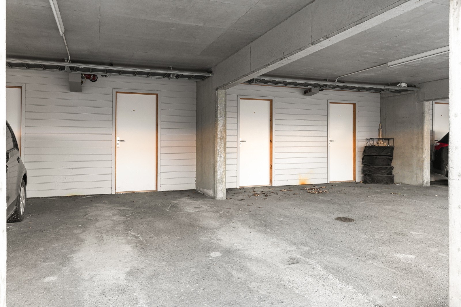 Leiligheten har egen parkeringsplass i carportanlegg under boligblokken. I bakkant av denne disponerer man en bod på 8 kvm. Galleribilde