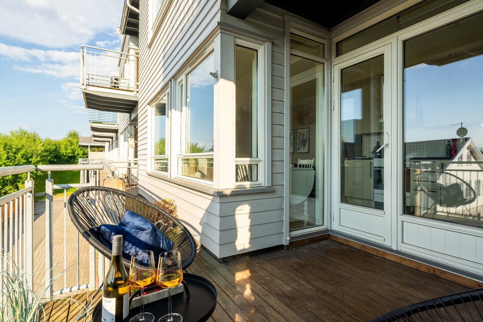 Balkongen er belagt med terrassebord og utstyrt med utvendig stikk og utebelysning. Galleribilde