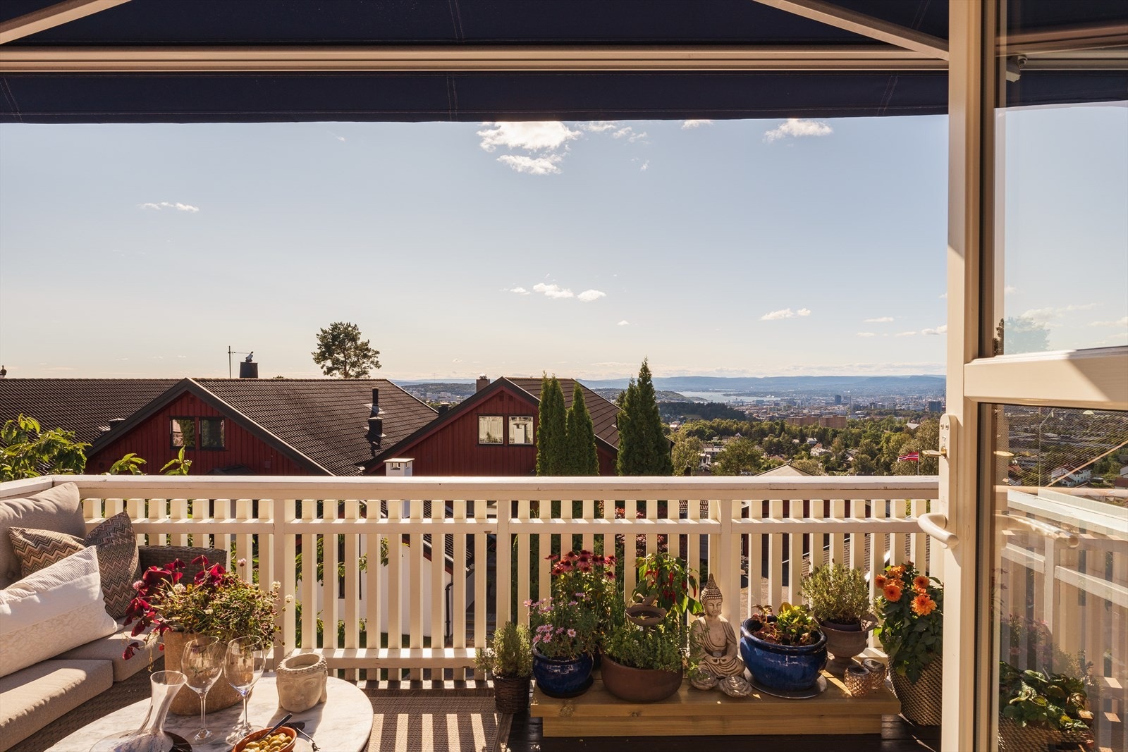 På balkongen kan du nyte utsikten, de grønne omgivelsene og solen til sen kveld. Det er markise og utvendig solskjerming til de varme sommerdagene. Galleribilde