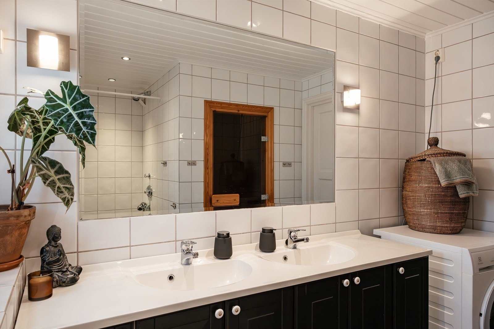 Stilrent baderom med moderne innredning, romslig dobbel servant og god oppbevaringsplass. Perfekt for en god start på dagen. Galleribilde