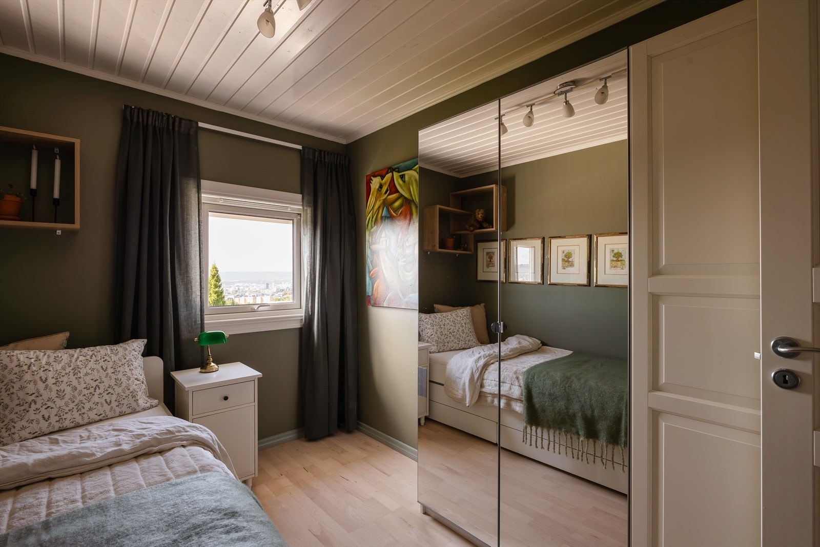 Rommet passer ypperlig som gjesterom, kontor eller barnerom. - Også her har du vindu med fantastisk utsikt mot byen og fjorden. Galleribilde