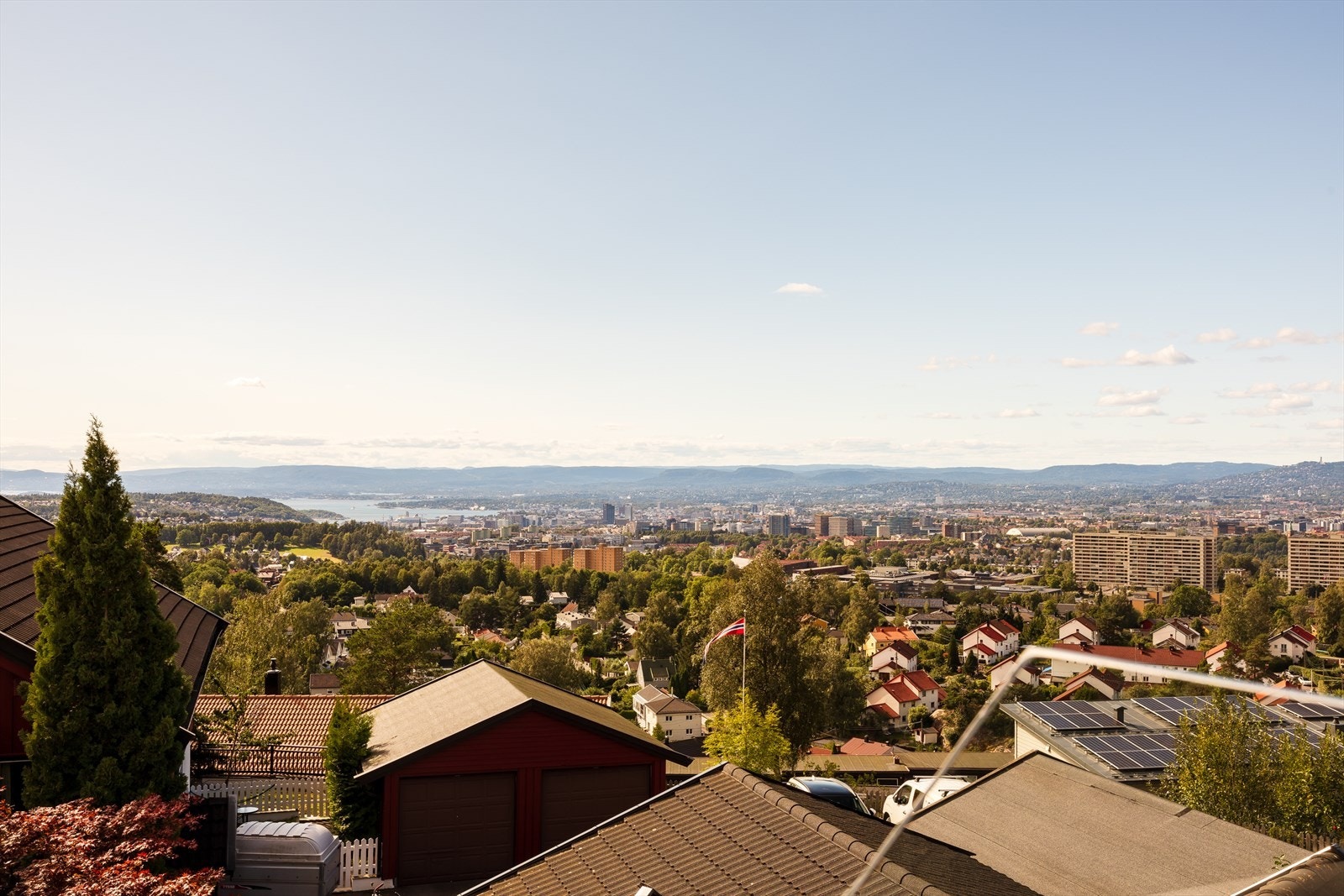 Boligen er syd- vestvendt med sol fra ca kl 12 til ca kl 22.30, sommerstid. Galleribilde