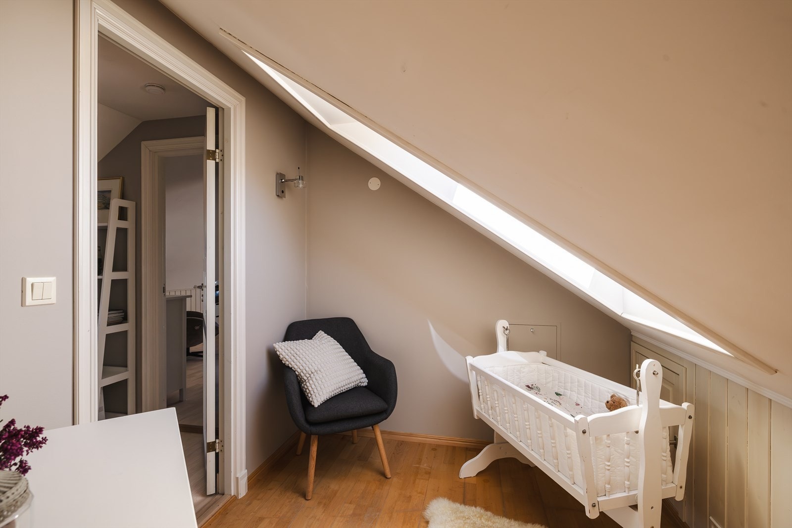 Takstmann opplyser at arealet ikke er måleverdig på grunn av skråtak. Likevel fungerer rommet som et funksjonelt tillegg til boligens arealer. Galleribilde