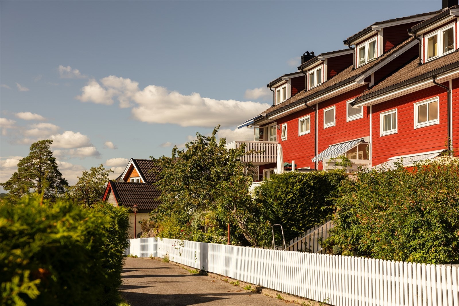 Hellerudgrenda 7B ligger rolig og tilbaketrukket til i et svært barnevennlig og skjermet boligområde, rett ved Østmarka. Galleribilde