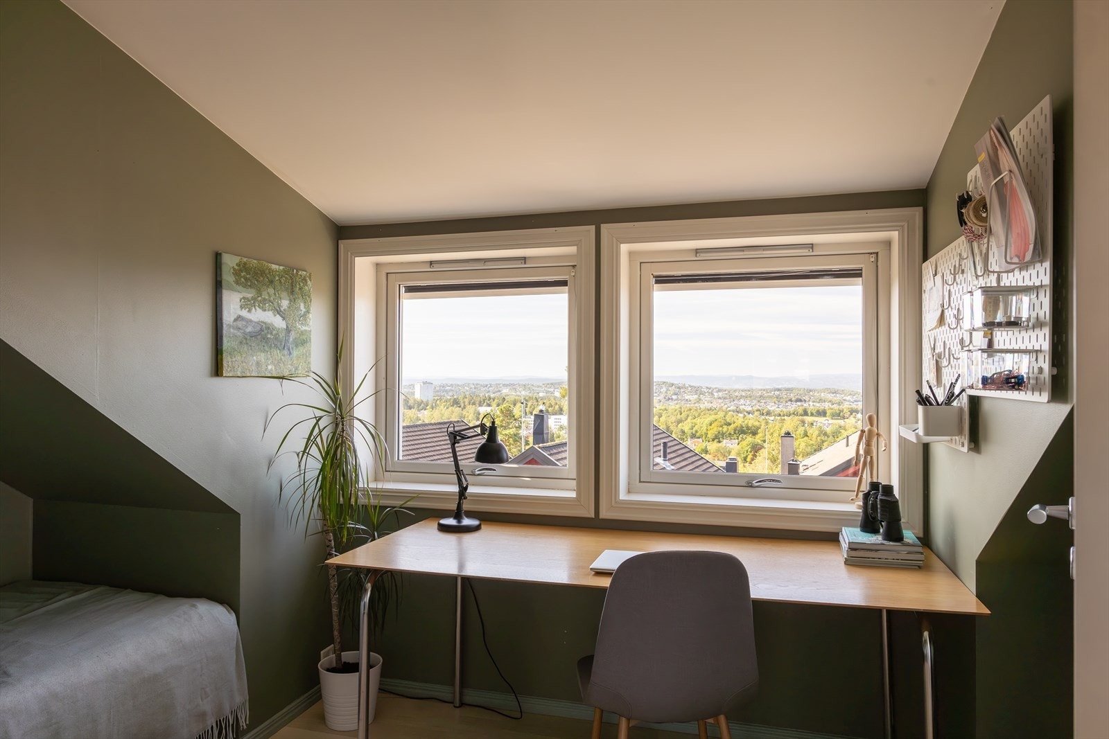 Soverom 4 - Et lyst og praktisk rom med plass til seng og garderobeløsning. Vindusflatene gir fantastisk utsikt mot både byen og fjorden. Galleribilde