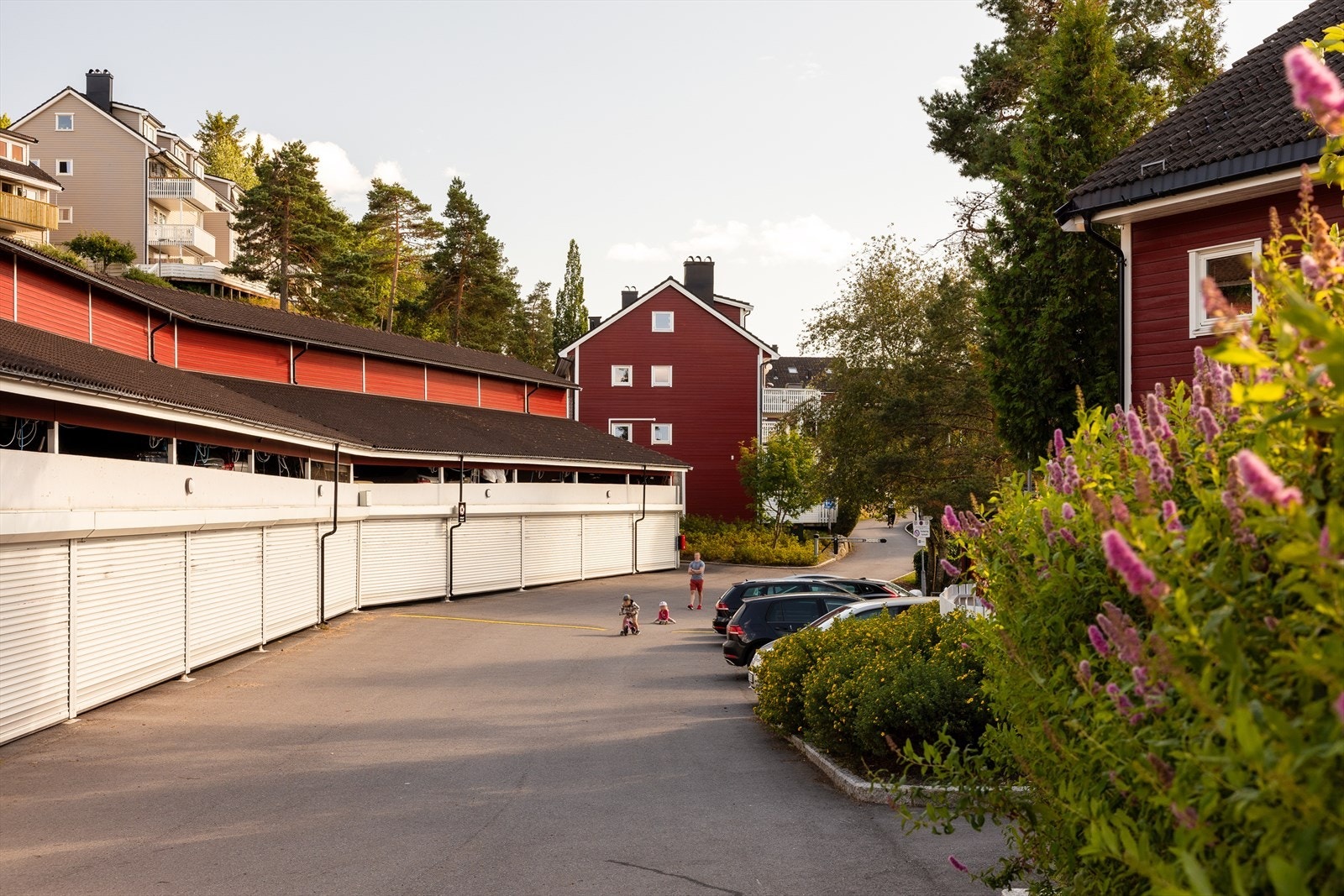 Garasjeplass nr 10 med elbillader ligger på nedre plan, rett ved boligen. Galleribilde