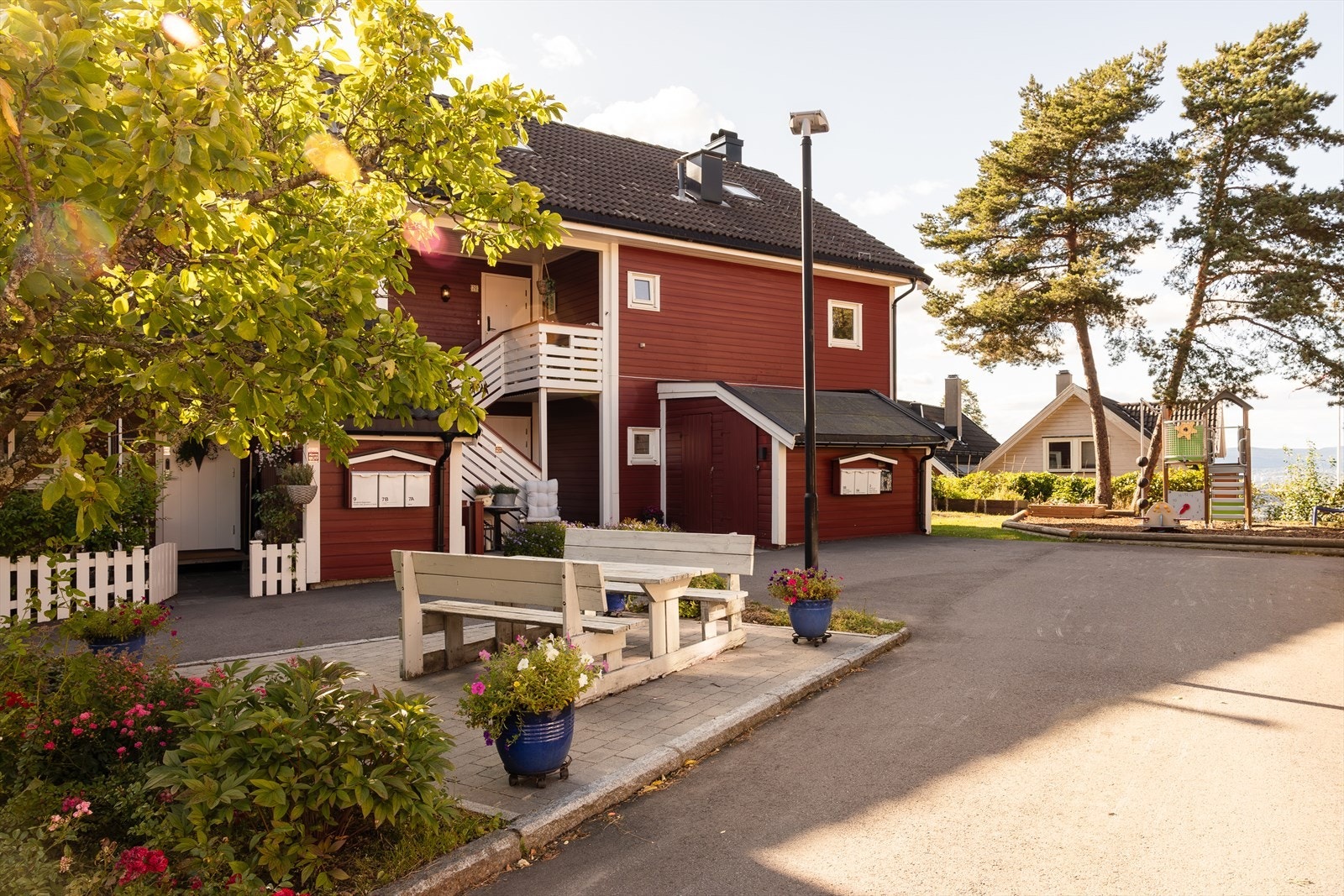 Borettslaget har store grønne tun, flere lekeplasser og hyggelige fellesområder. Her kan barna løpe fritt og leke trygt i frisk luft. Galleribilde