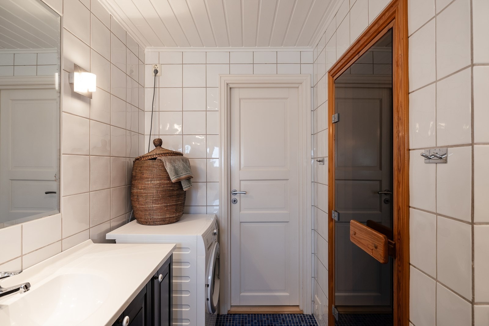 Badet har praktisk plassering av vaskemaskin. Galleribilde