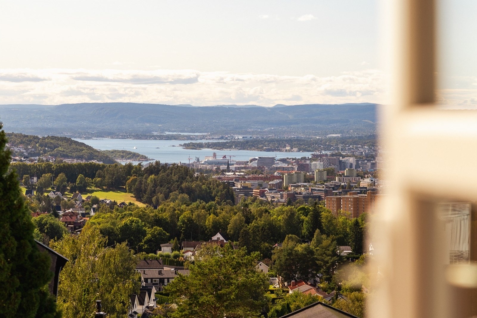 Her bor du på toppen av Oslo - med svært gode solforhold og fantastisk utsikt. Galleribilde
