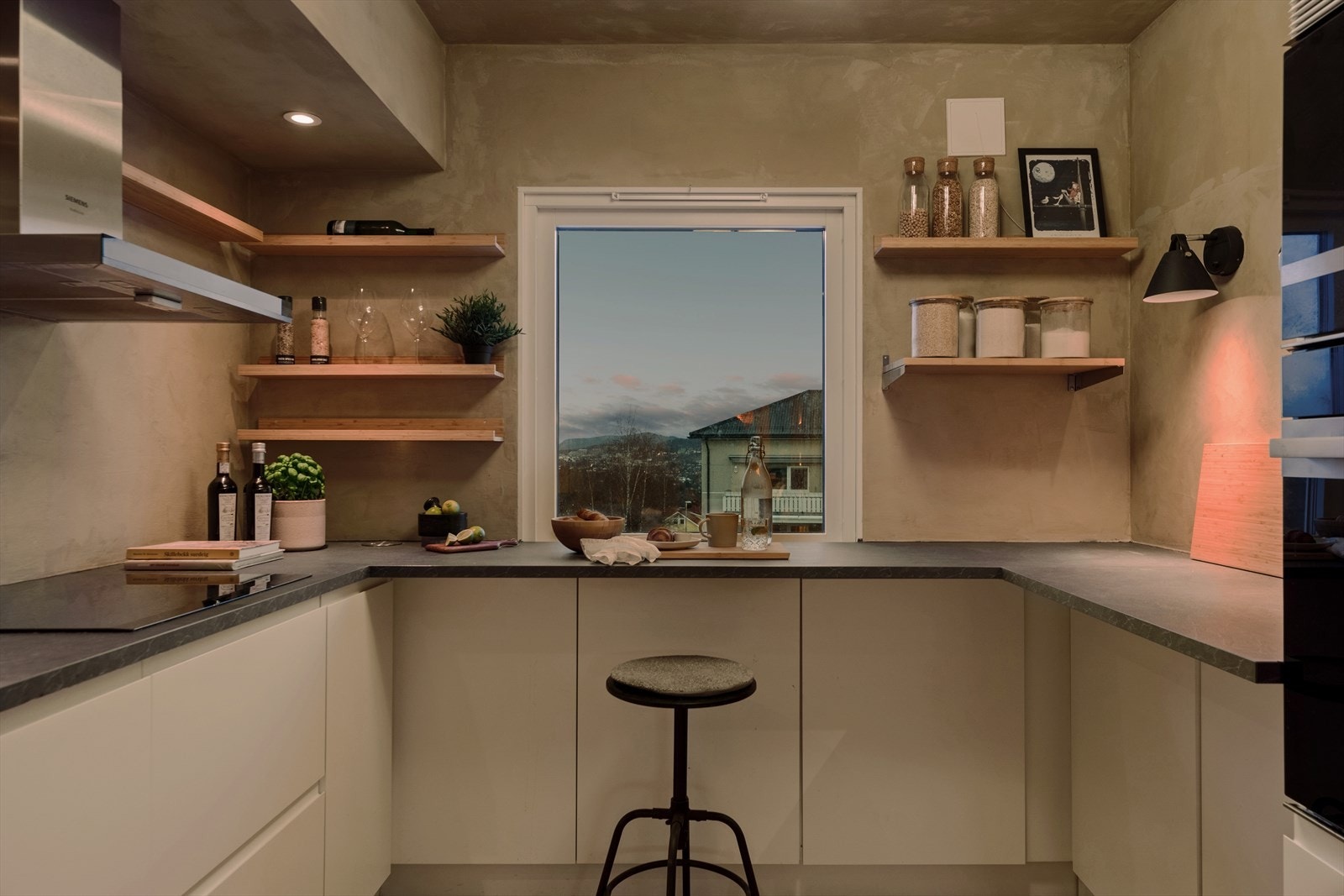 Kjøkken med utsikt mot nordvest. Galleribilde