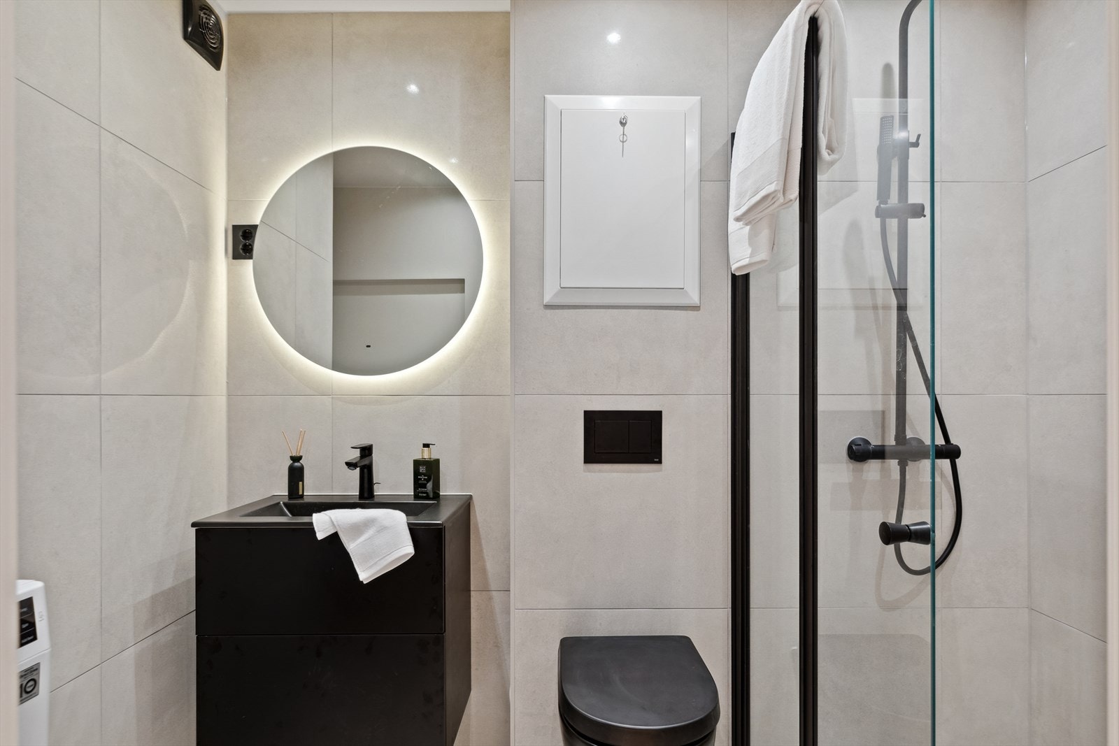 Baderommets overflater har liten slitasje og framstår i god bruksmessig stand. Tilstandsgrad 0. Galleribilde