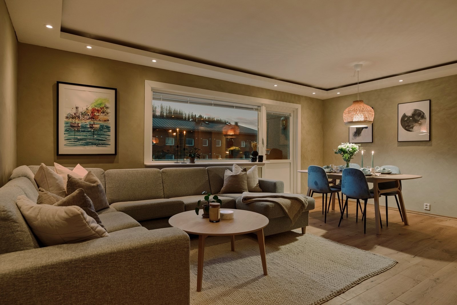 Stuen er ca. 28 m² og er malt i moderne og stilige farger. Galleribilde