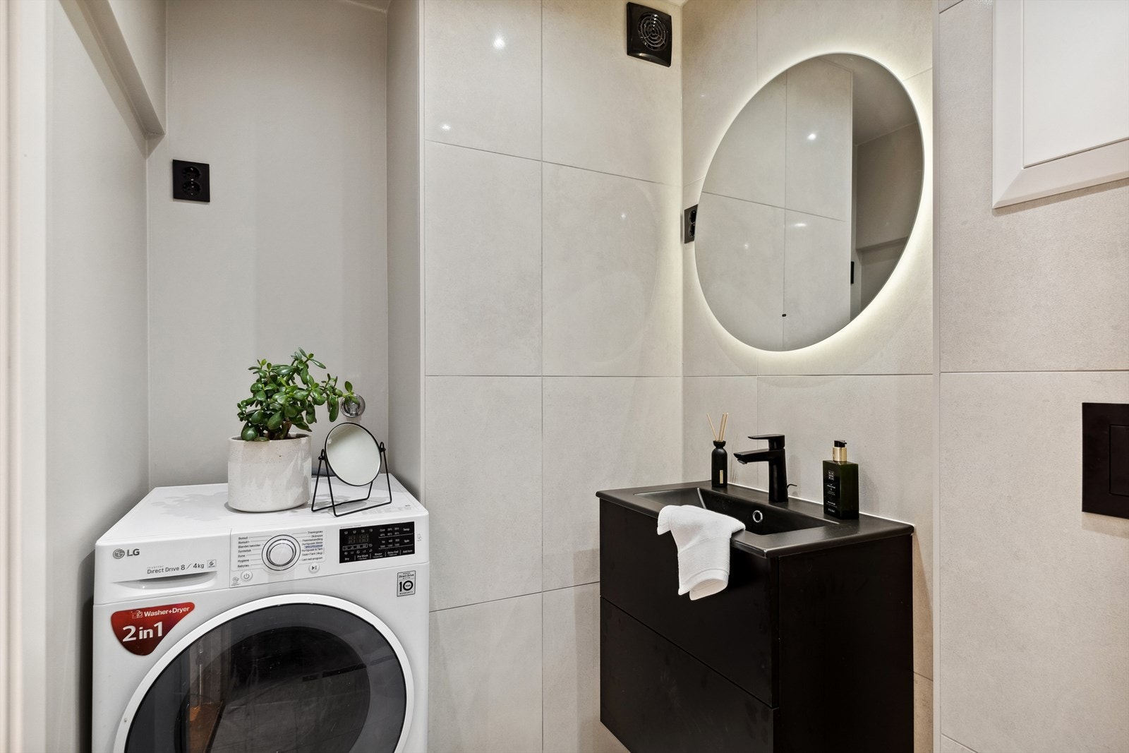 Baderommet er ca. 3,4 m² og har flis på gulv og vegg, malt slett himling. Galleribilde