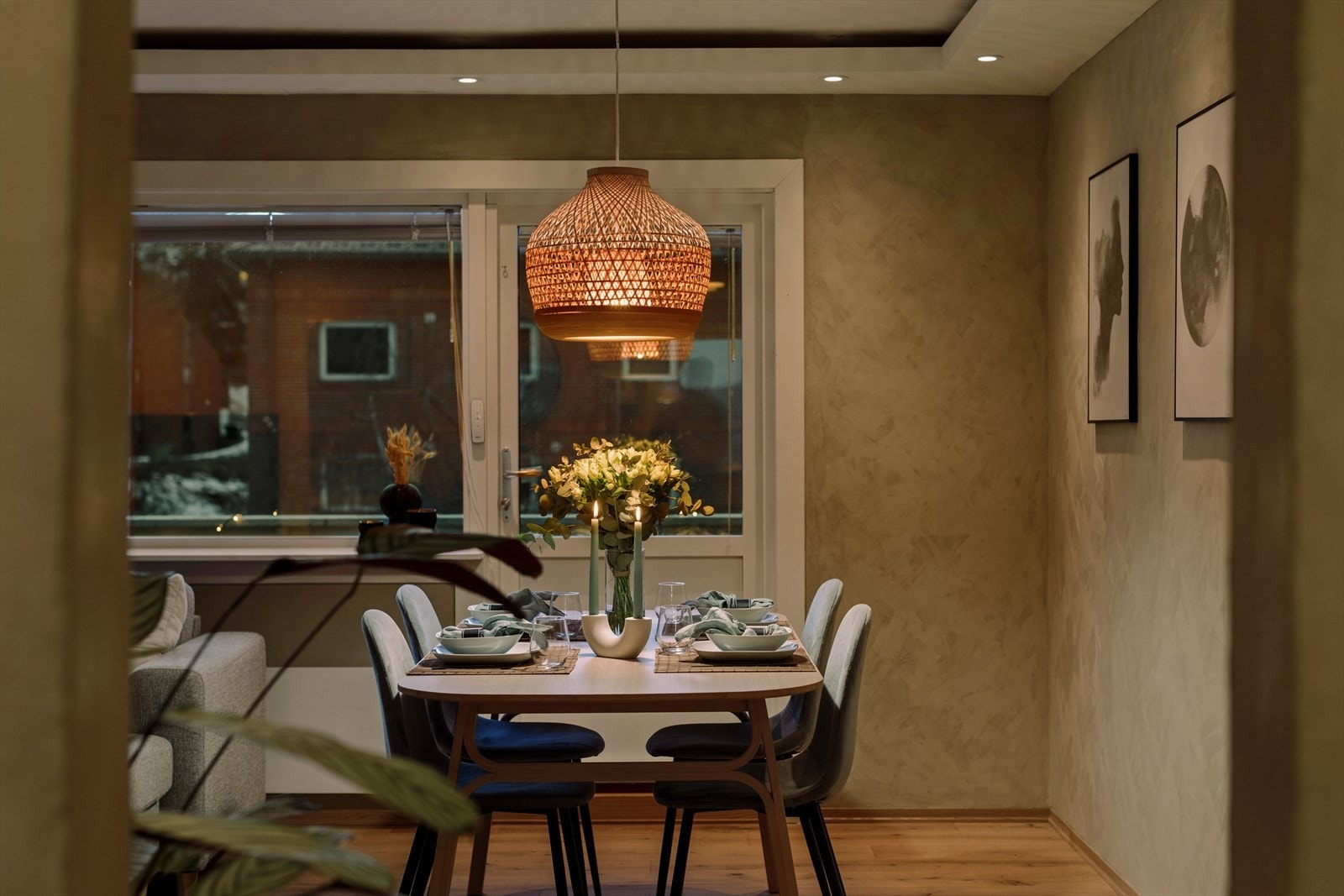 Stuen har en gjennomtenkt og fin belysning. Galleribilde