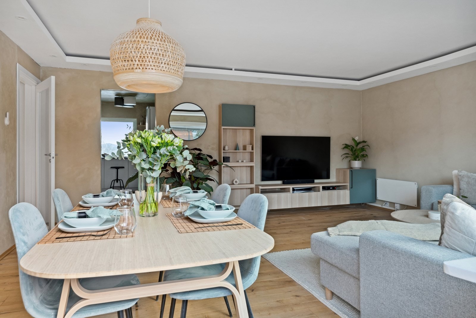 Stuens gode utforming og de tidløse fargevalgene på vegger legger et godt grunnlag for å innrede rommet etter eget ønske. Galleribilde