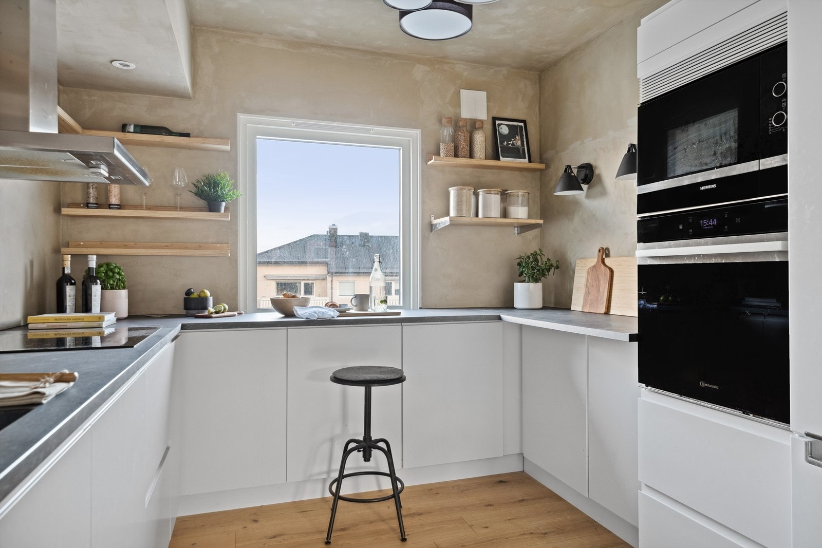 Kjøkkenet har rikelig med skap- og benkeplass. Galleribilde