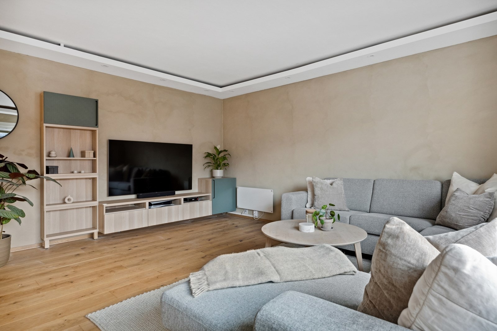 Stuen har god plass til stor sofagruppe og TV-løsning. Galleribilde