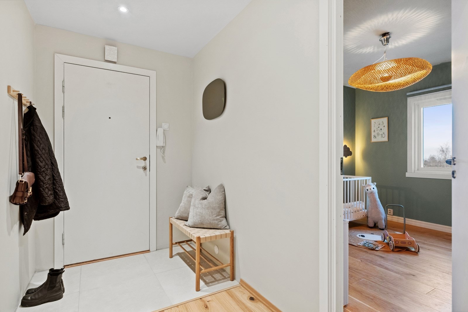 Lysmalt entré/gang på ca. 5 m² med god plass til knaggrekke og skoparkering. Galleribilde