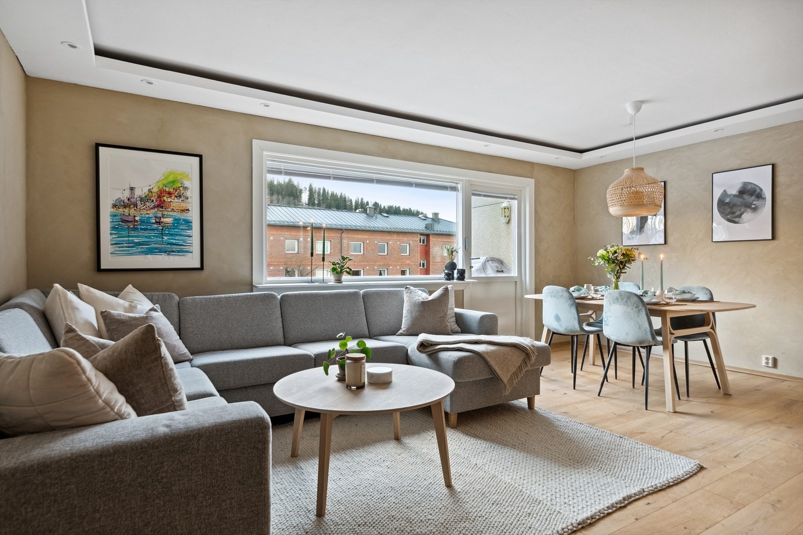 Store vinduer gir godt med naturlig lys inn i leiligheten. Galleribilde