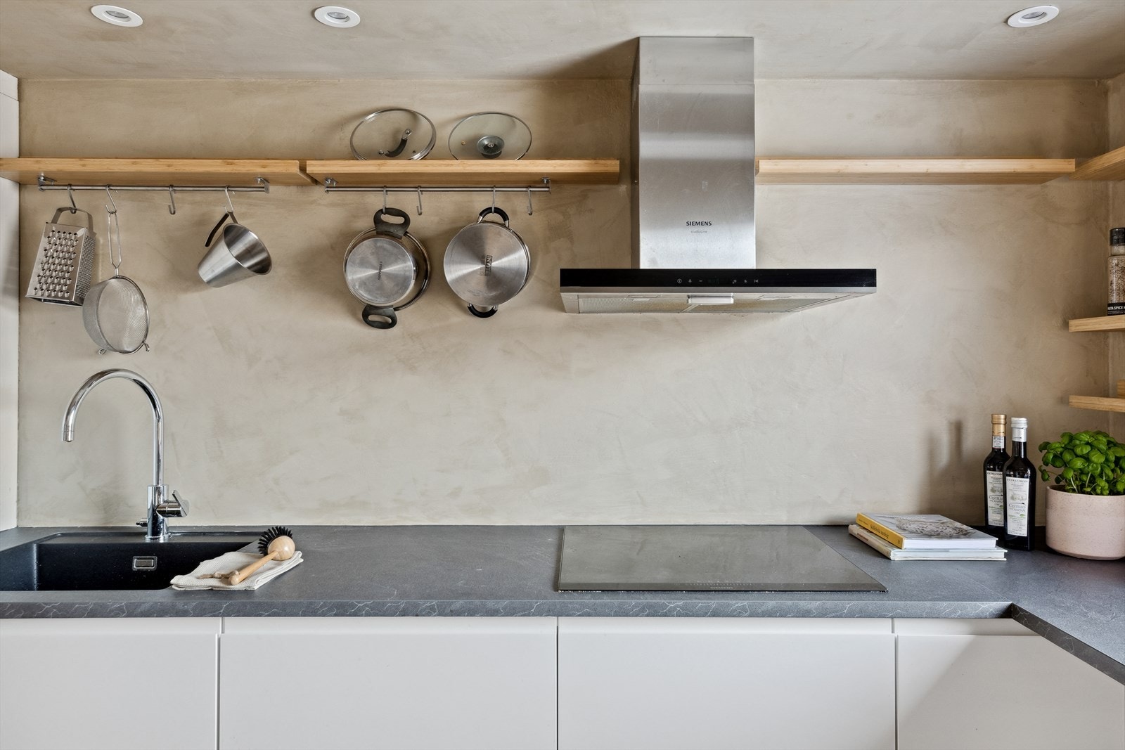 Kjøkkeninnredningen er fra den danske kvalitetsleverandøren KVIK. Galleribilde