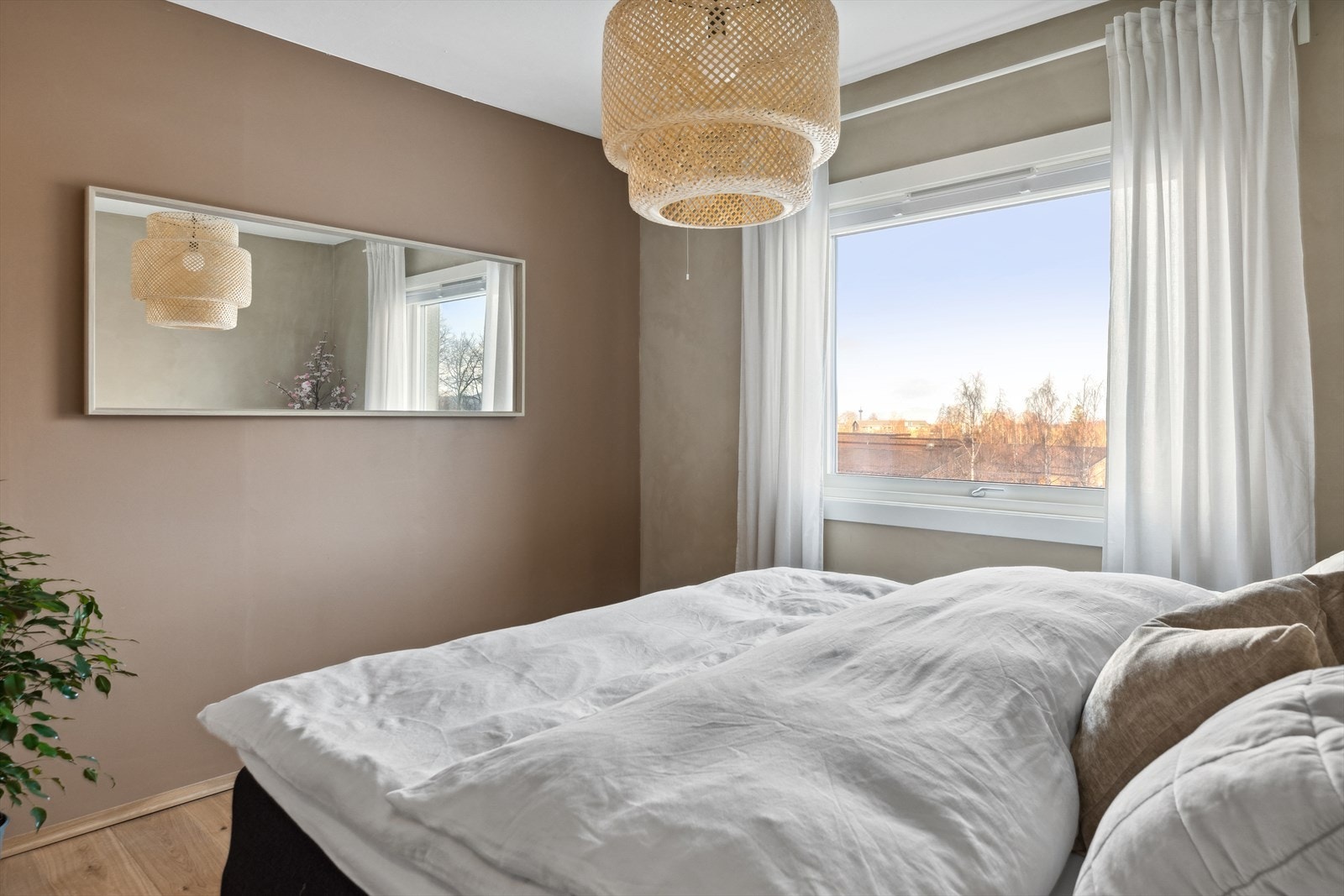 Hovedsoverommet har god plass til dobbeltseng med tilhørende nattbord. Galleribilde