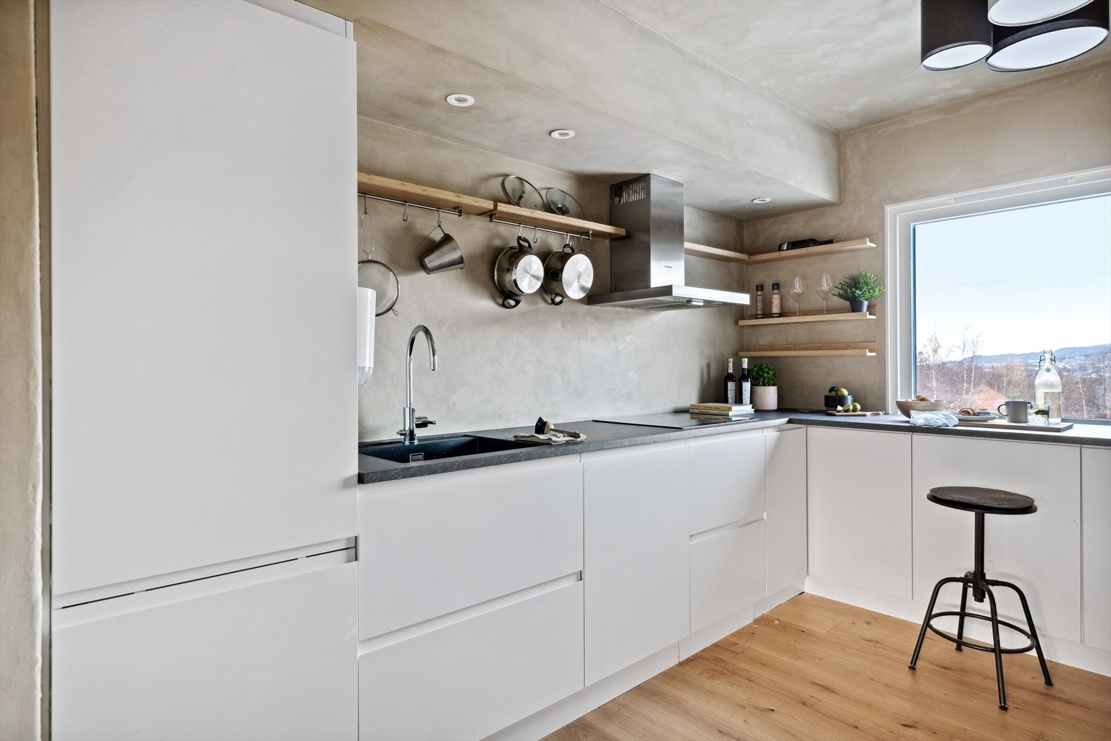 Kjøkkenet er ca 10,3 m² og har en meget flott innredning fra 2021 og har folierte skrog med slette fronter og laminert benkeplate. Galleribilde