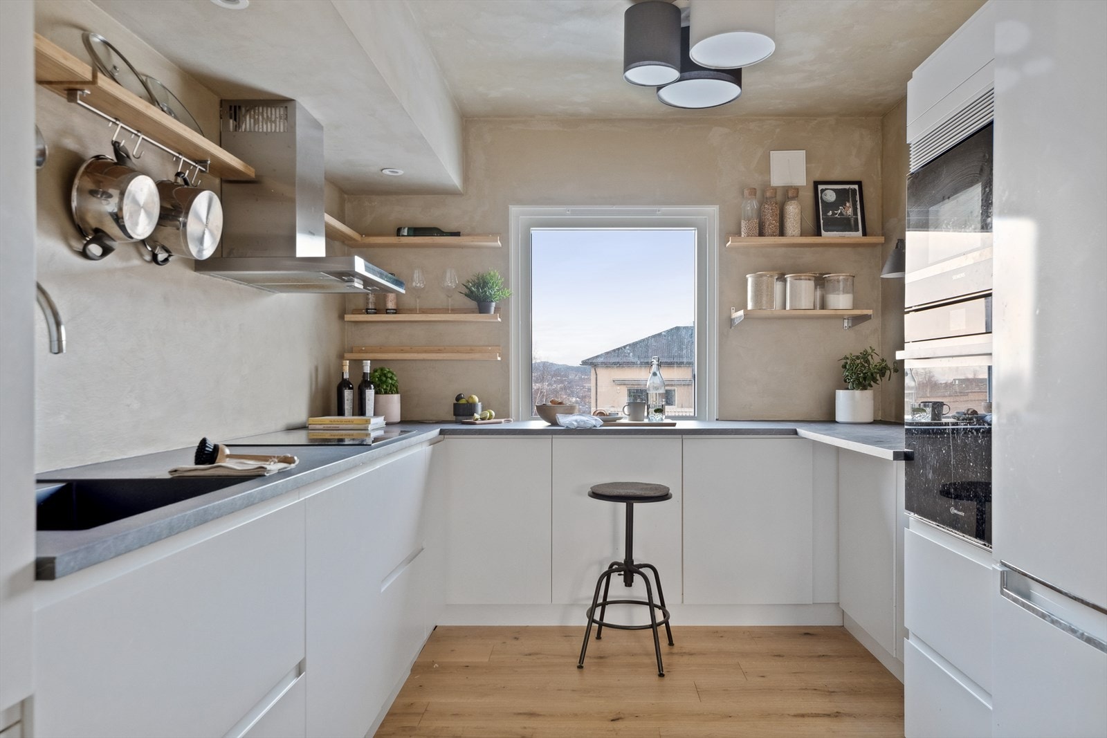 Kjøkkenet har alle forutsetninger for at familiens kokk kan briljere! Galleribilde