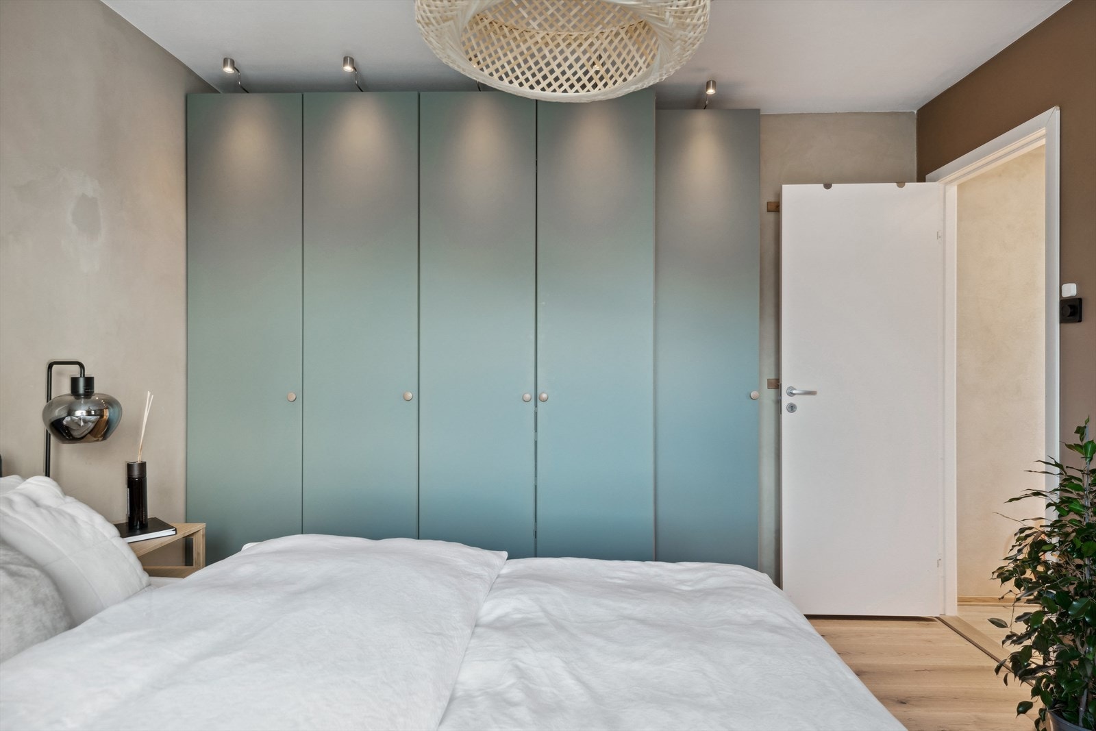 Soverommet har i tillegg rikelig med garderobeskap. Galleribilde