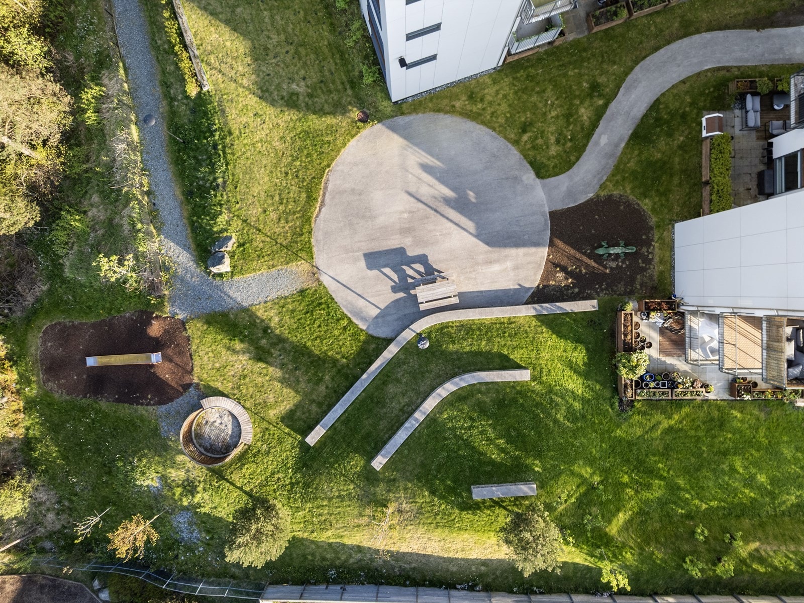 - Fellesområdet er pent opparbeidet med grøntarealer og lekeplass for de små - Galleribilde