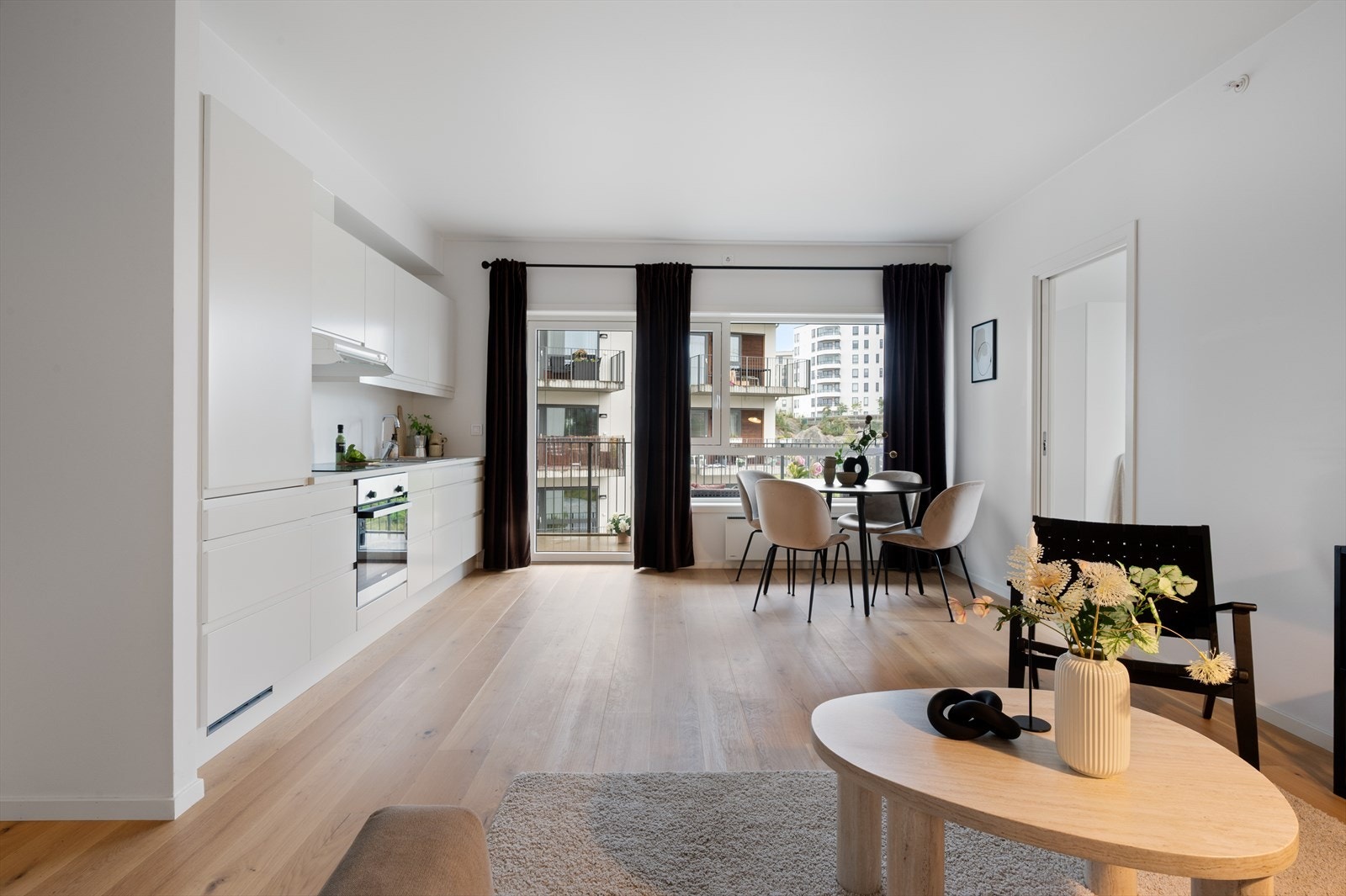 - Leiligheten har et innvendig areal på 62 m² og inneholder entré, bad, stue/kjøkken og to soverom - Galleribilde