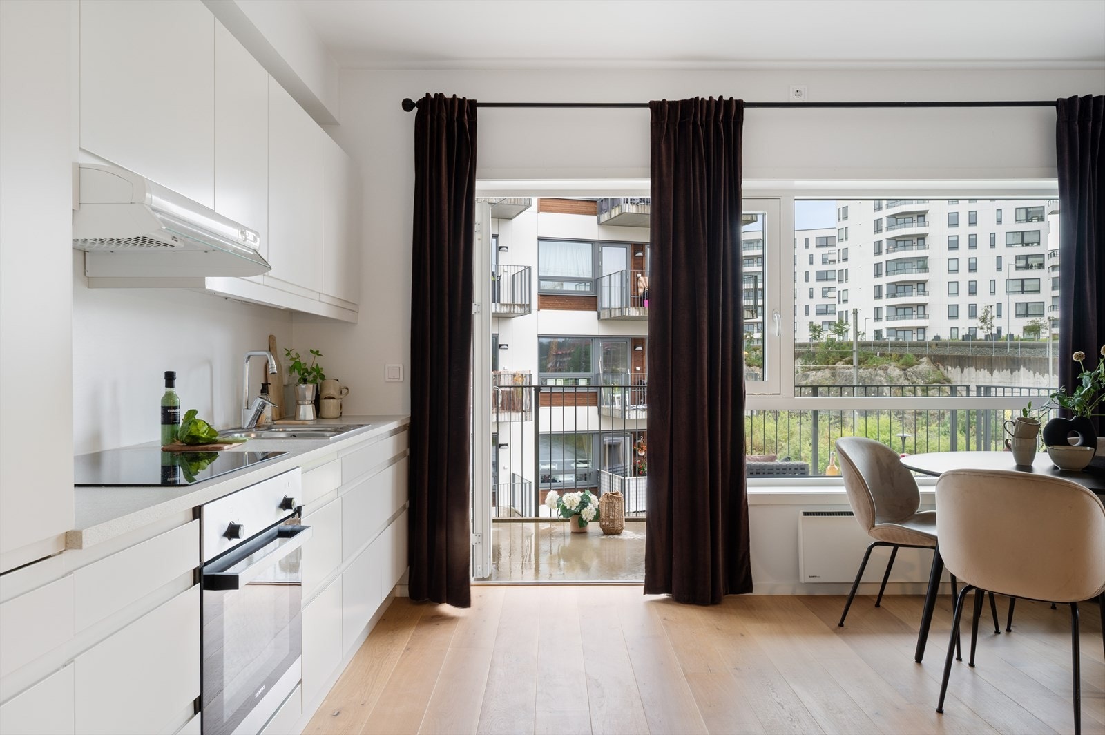 - Den direkte utgangen fra stue/kjøkken gjør det enkelt å nyte balkongen på fine dager - Galleribilde