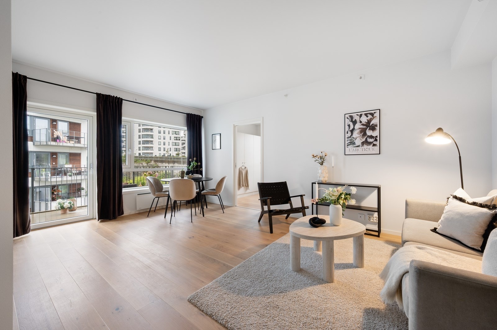 - Lekkert parkettgulv gjennomgående i leiligheten - Galleribilde