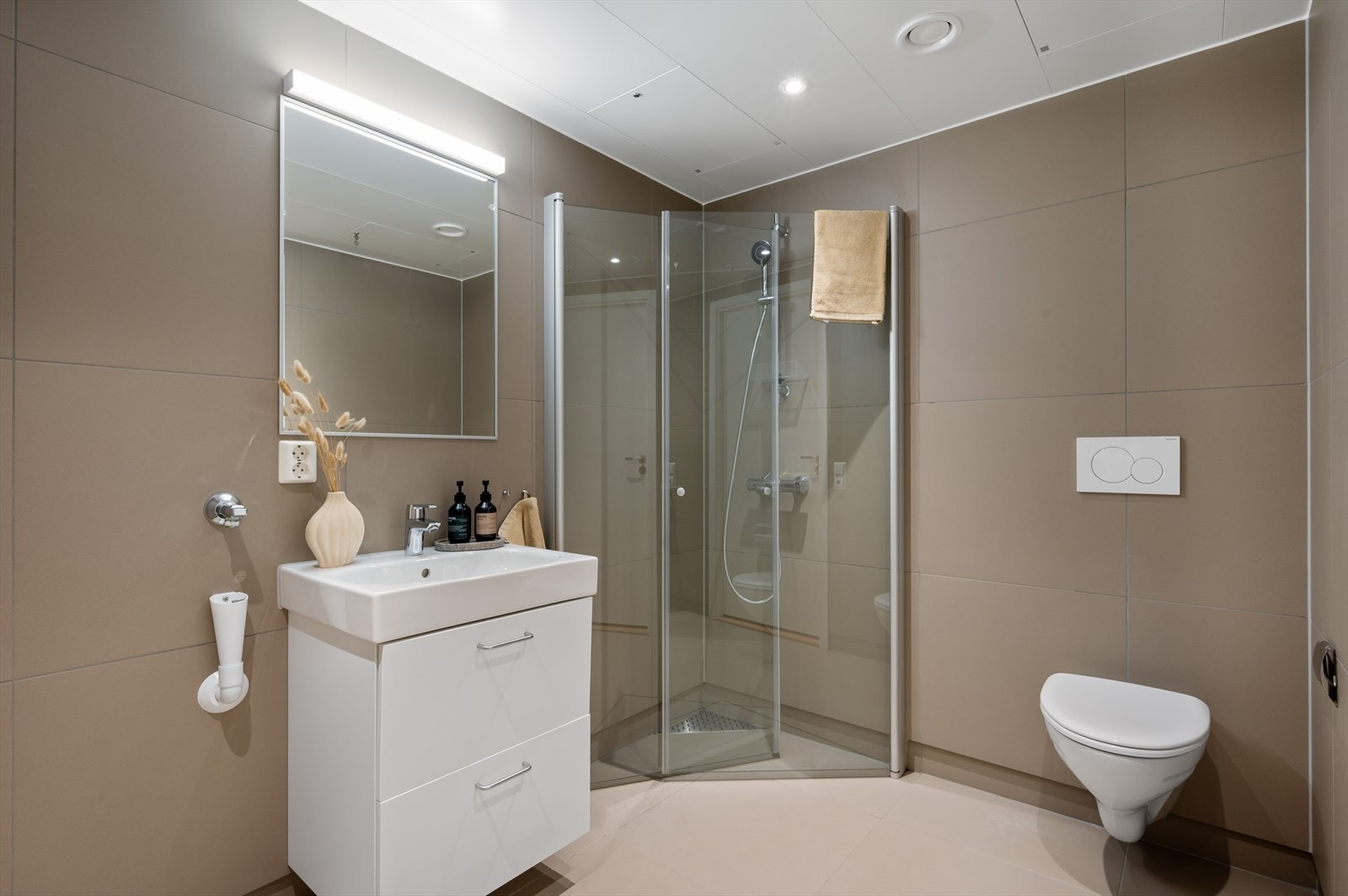 - Badet har store fliser på både vegger og gulv som gir et moderne uttrykk - Galleribilde