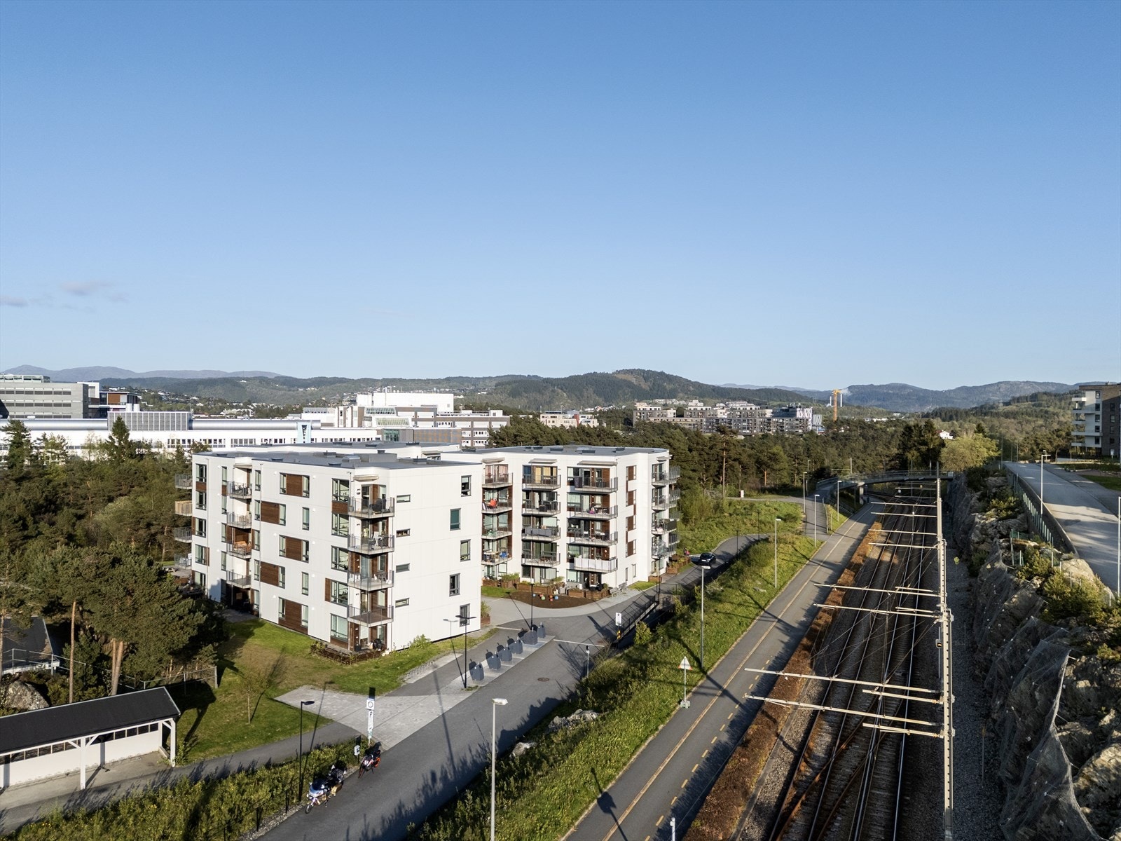 - Du kommer deg enkelt rundt i Bergen med både bybane og buss i nærheten - Galleribilde