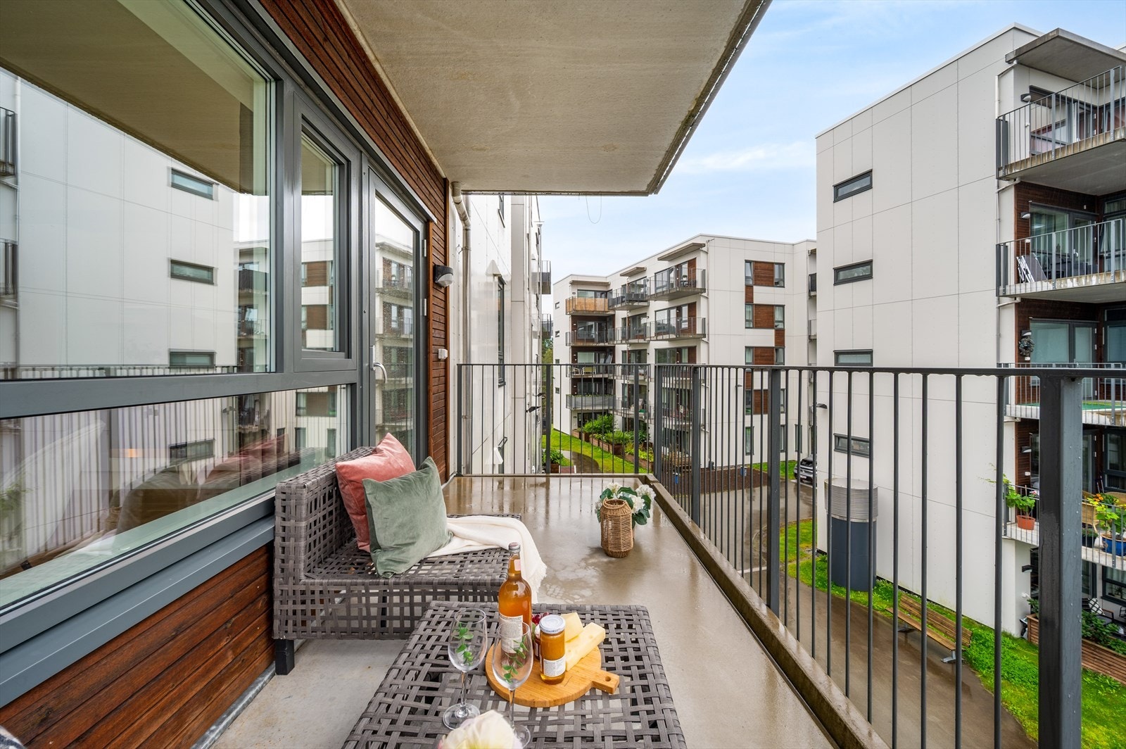 - Her er det god plass til å innrede med trivelige utemøbler - Galleribilde