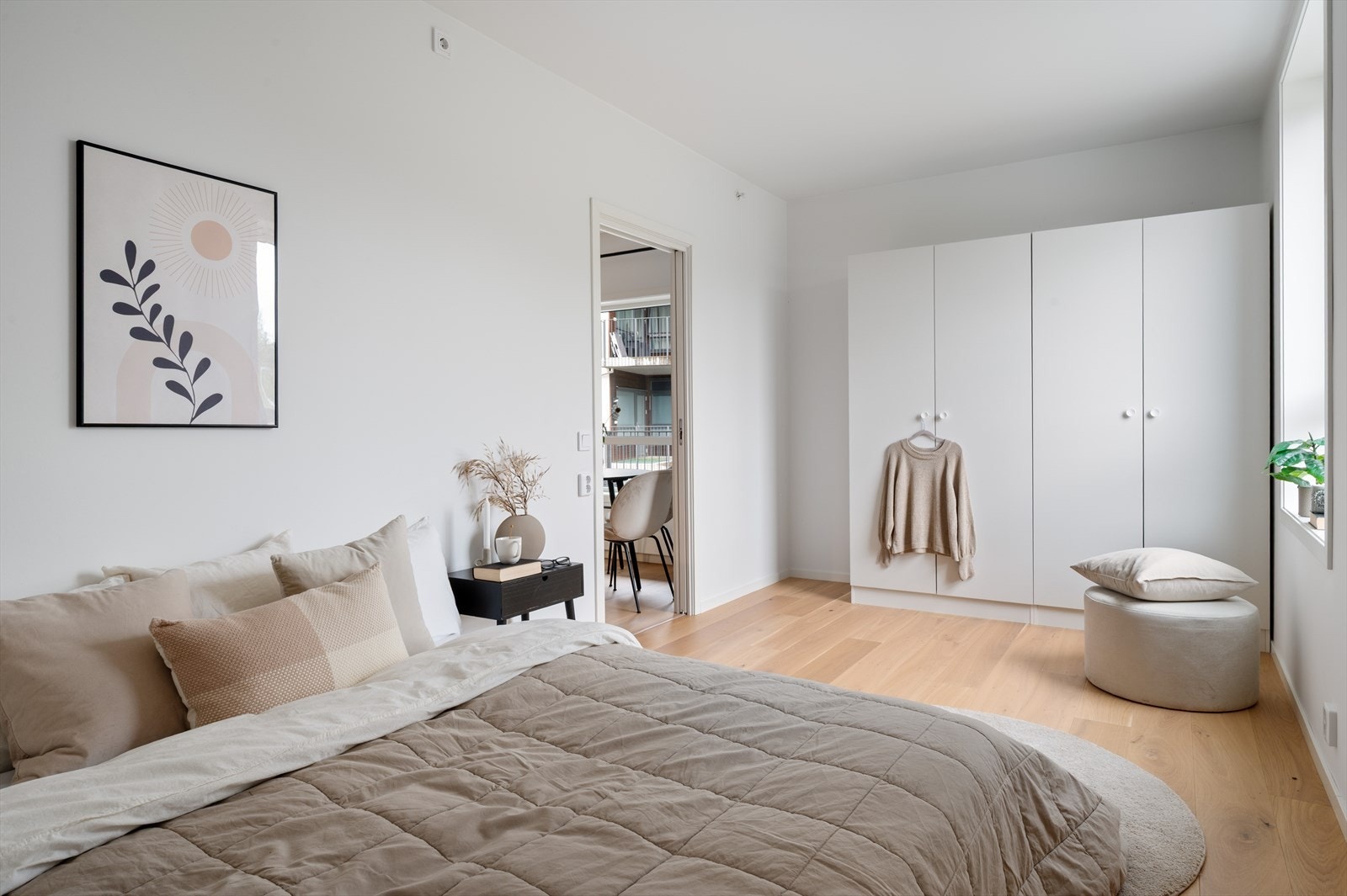 - Rommet har et romslig garderobeskap med god plass til klær og tilbehør - Galleribilde