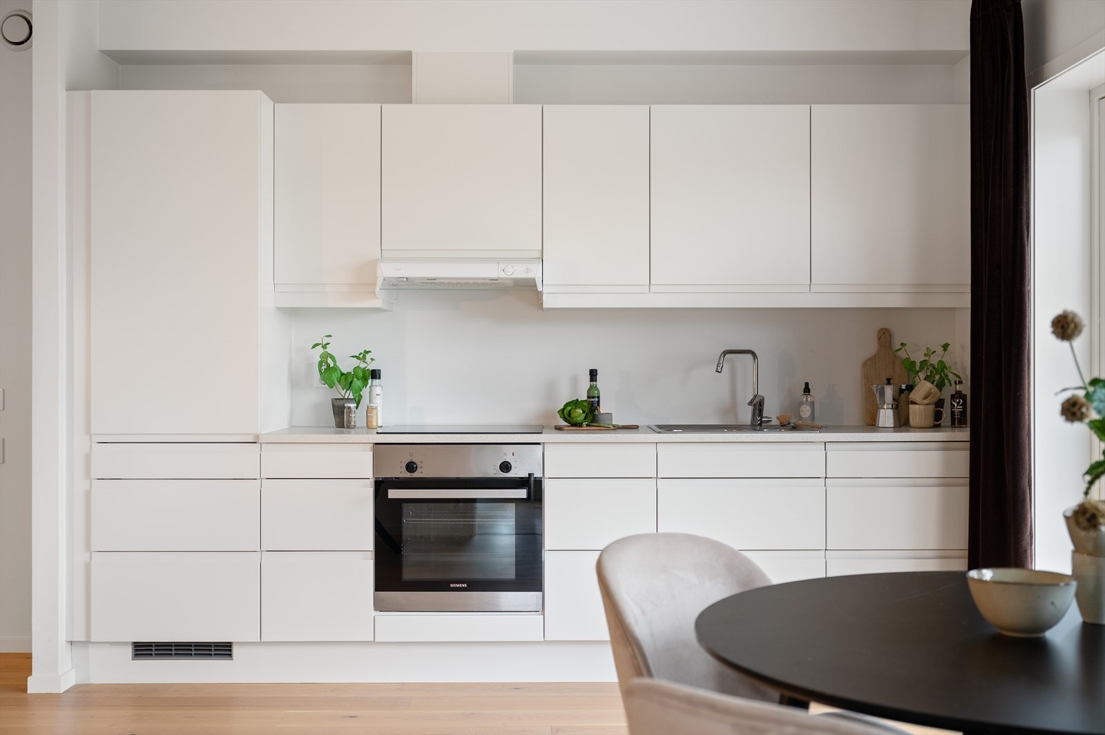 - Det er integrert stekeovn, platetopp, oppvaskmaskin, kjøl/fryseskap og ventilator - Galleribilde