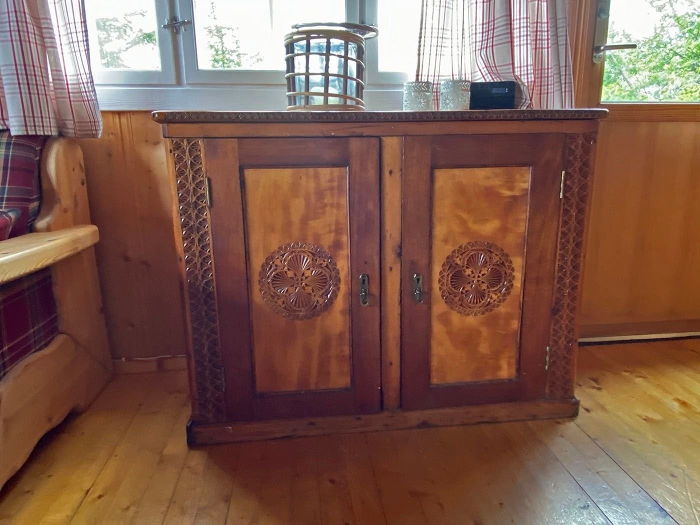 Skap med utskjeringer Galleribilde